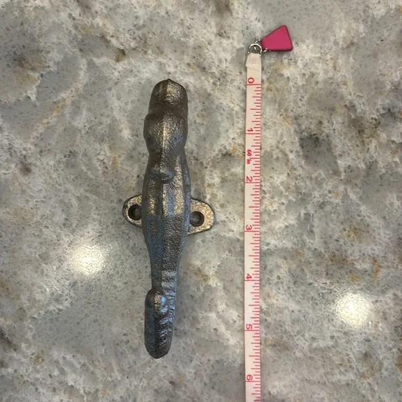 Seahorse Antique style cast iron wall mounted hardware. Sprayed in gold. - Picture 3 of 5